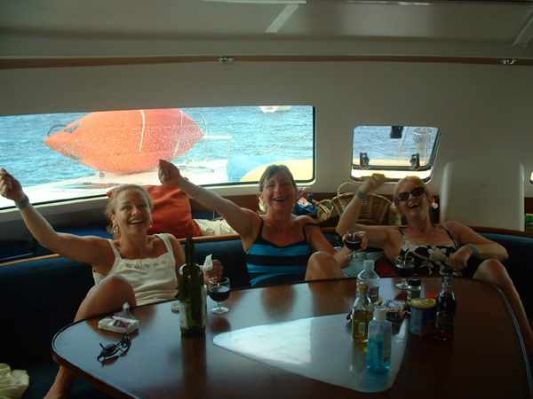 Les girls singing